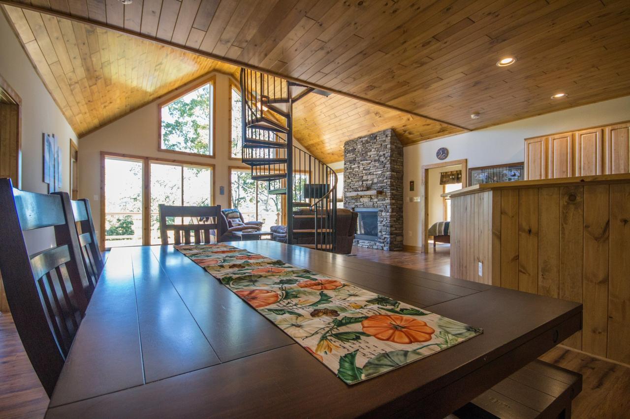 Eagles Nest A Pet Friendly Cabin On The River With A Hot Tub Luray Exterior photo