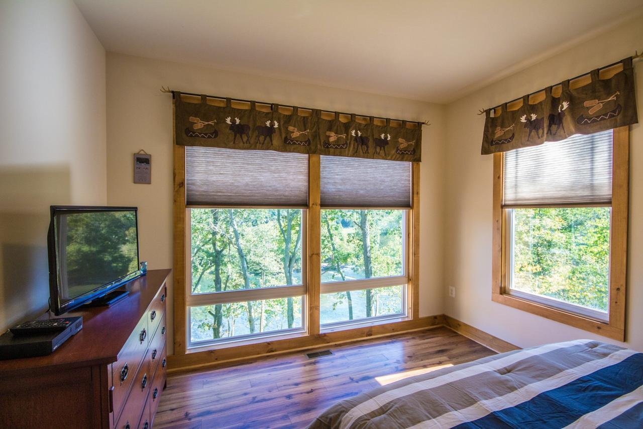 Eagles Nest A Pet Friendly Cabin On The River With A Hot Tub Luray Exterior photo